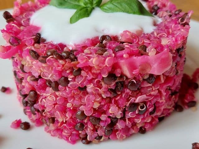 Pink quinoa salad, con le rape rosse