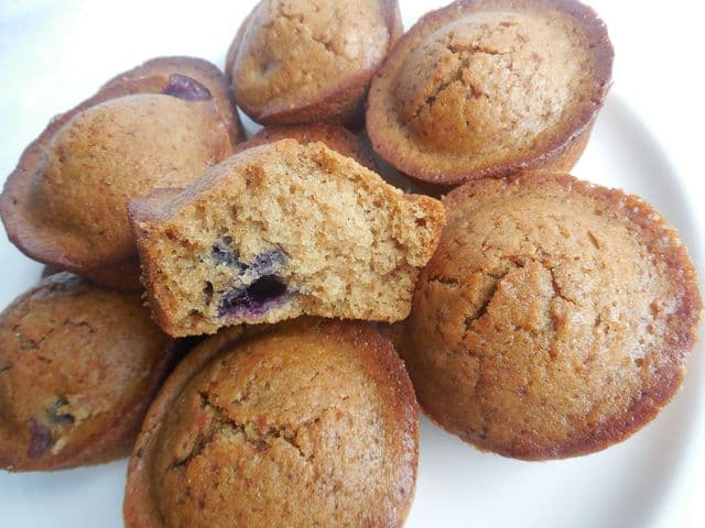 Muffin soffici ai mirtilli: senza uova, senza latte e senza burro. 