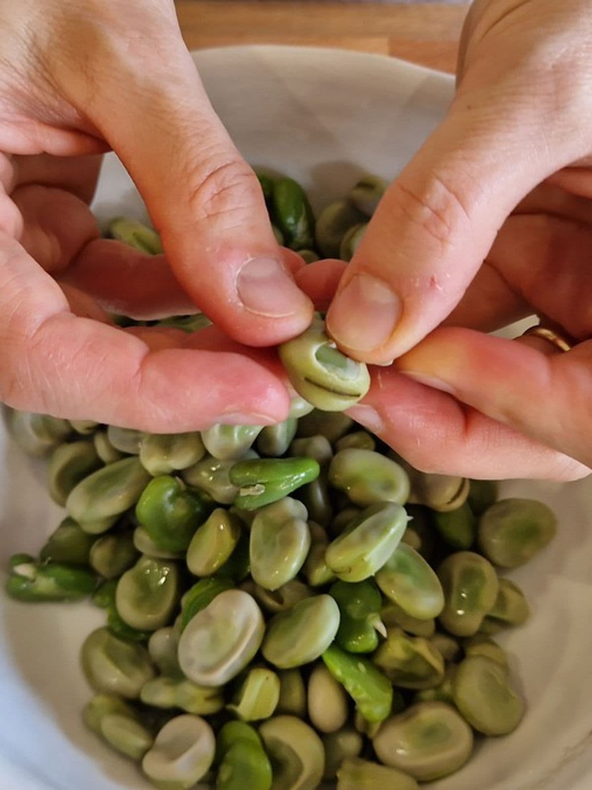 fave sbollentate a cui viene tolta la pellicina esterna per renderle più tenere