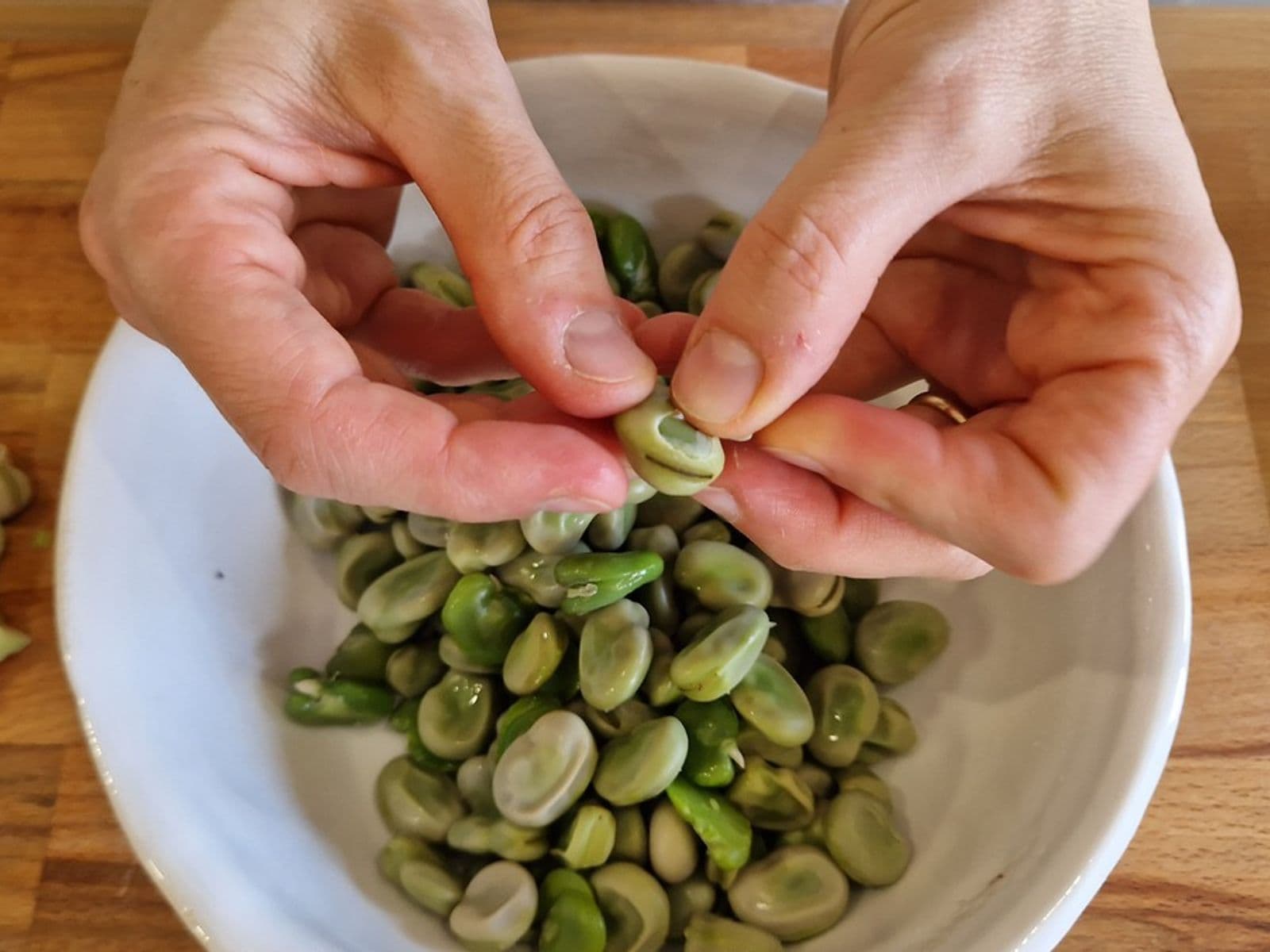 fave sbollentate a cui viene tolta la pellicina esterna per renderle più tenere