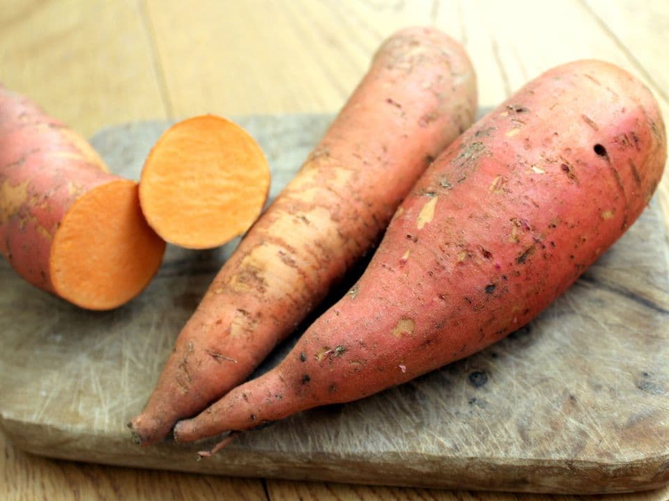 batata rossa biologica su tagliere