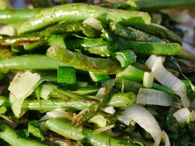 Piatto di fagiolini verdi cotti con cipolla