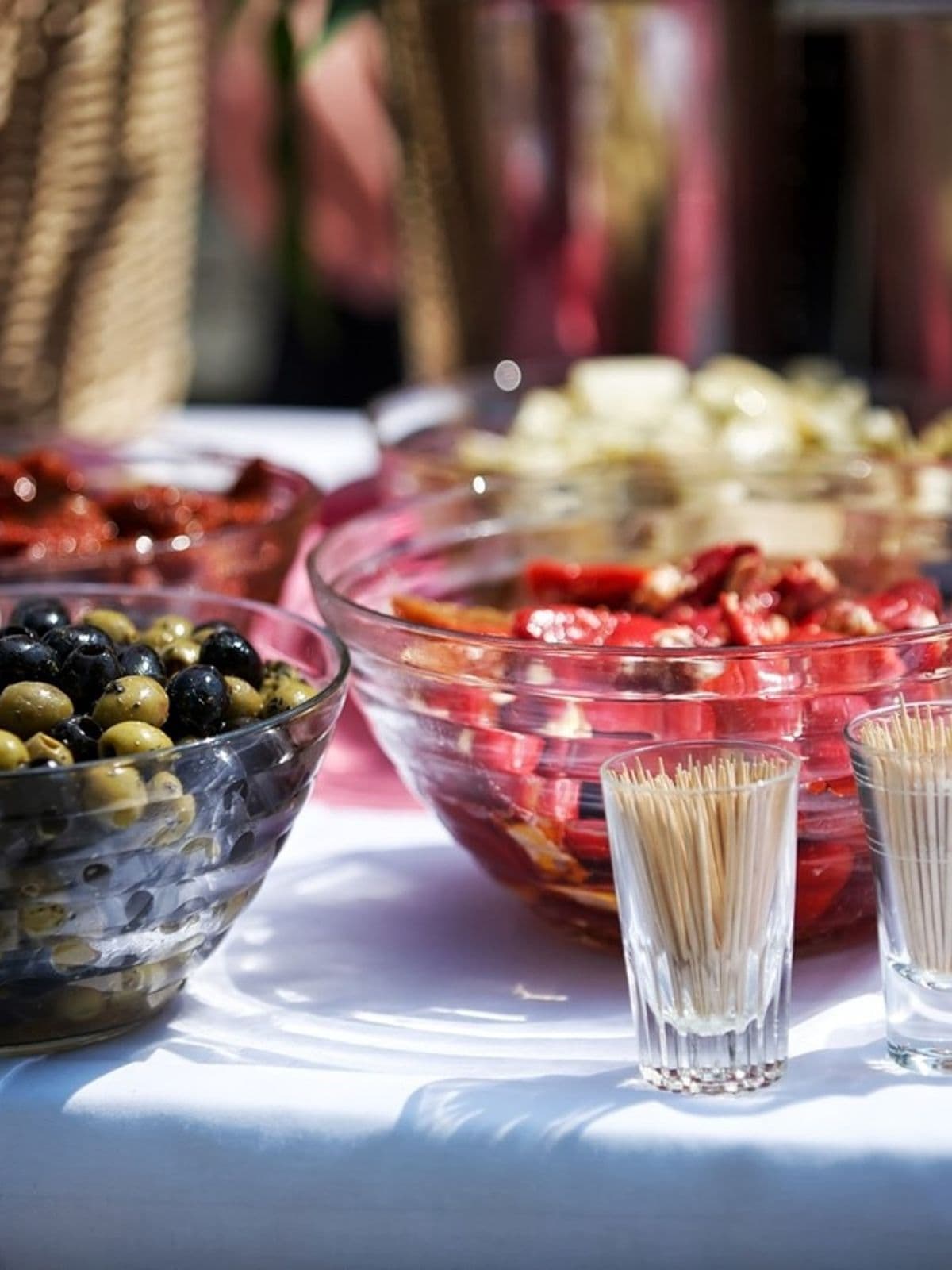 buffet con ingredienti vegetali come pomdorini e olive
