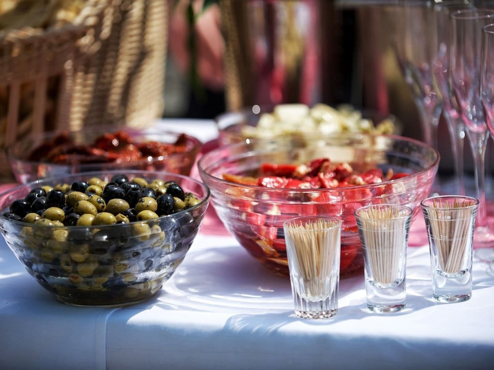 buffet con ingredienti vegetali come pomdorini e olive