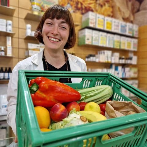 Lavoratrice dell'erboristeria con prodotti Cortobio