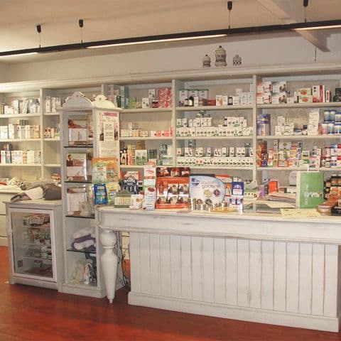 Banco con prodotti dell'erboristeria