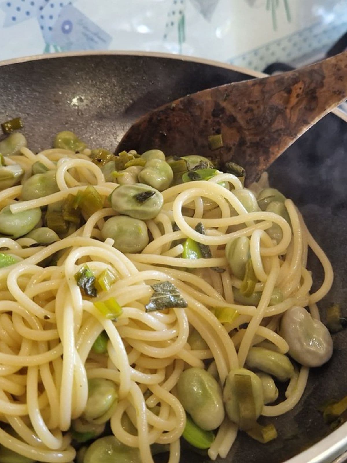 padella con spaghettata alle fave