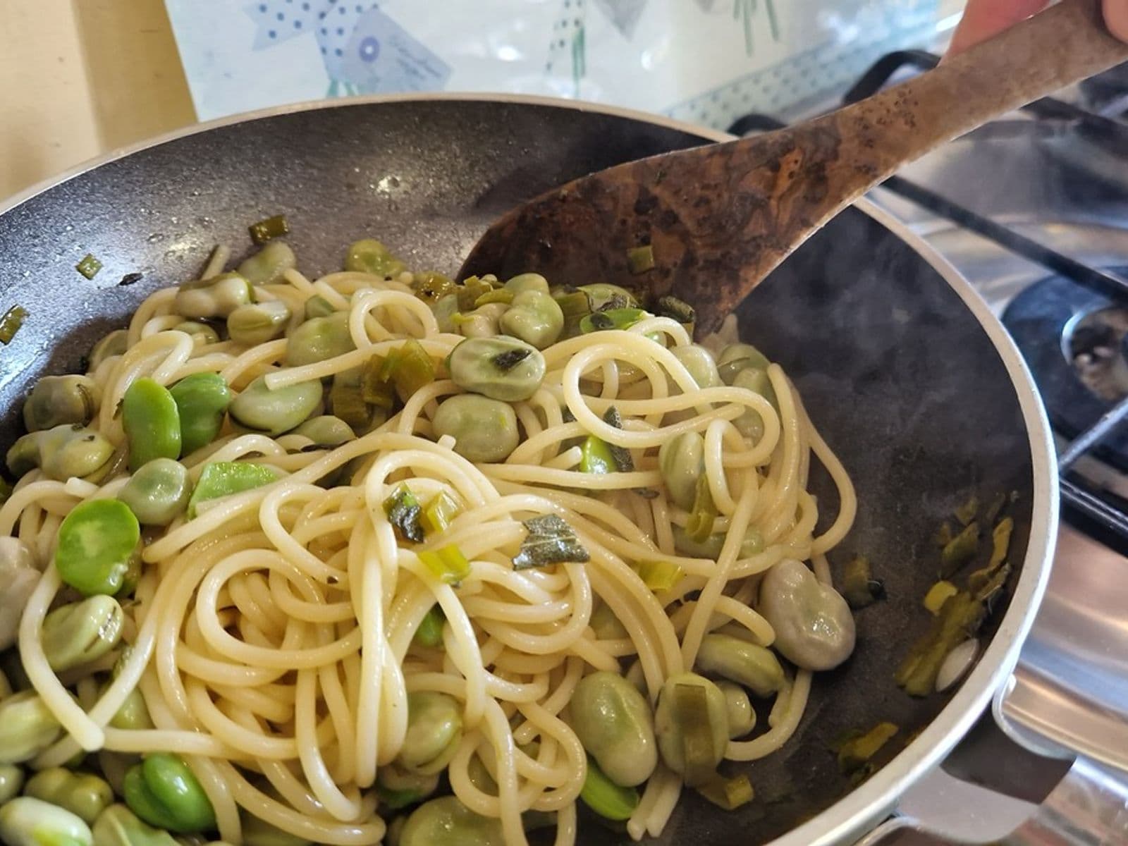 padella con spaghettata alle fave