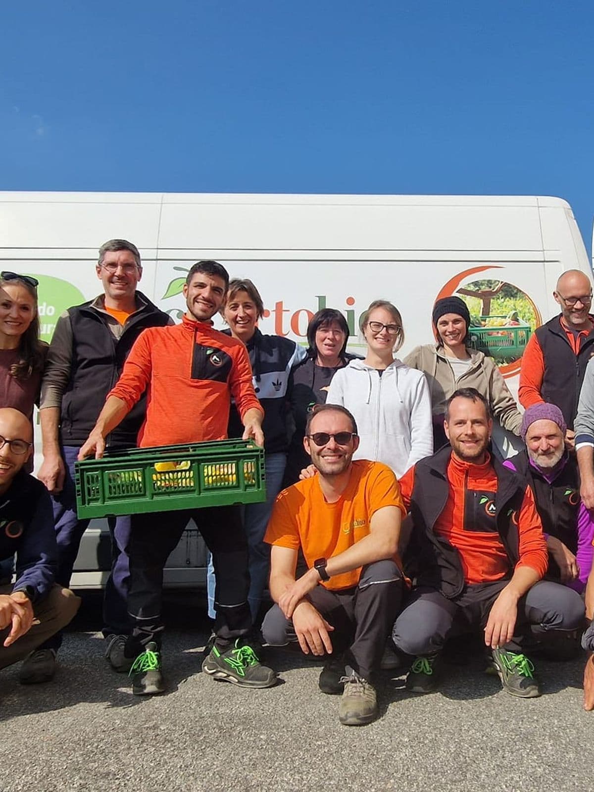 Le persone del team cortobio davanti al furgoncino aziendale