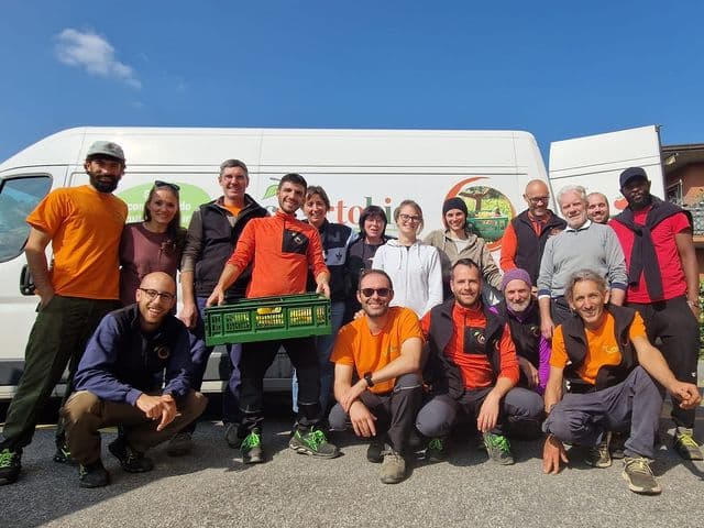Le persone del team cortobio davanti al furgoncino aziendale