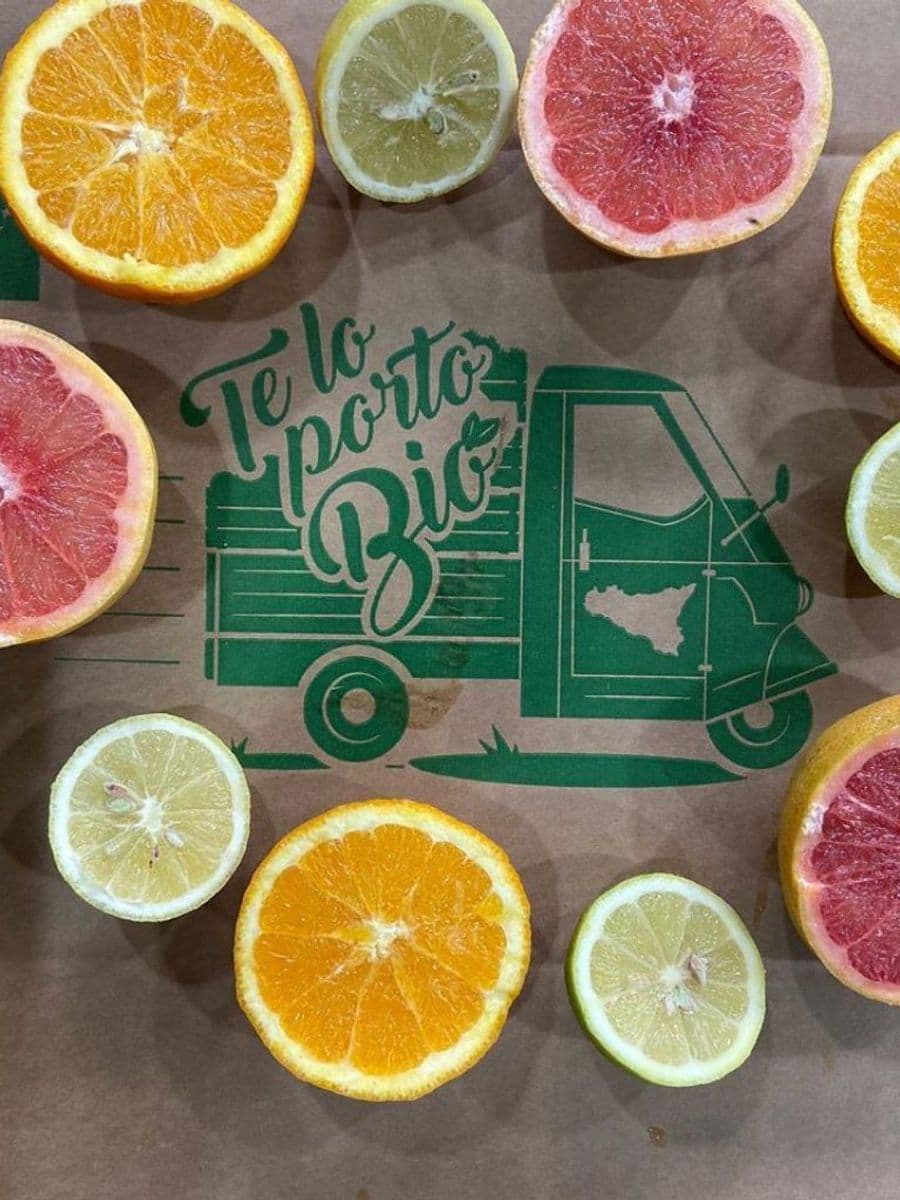 agrumi vari tagliati a metà