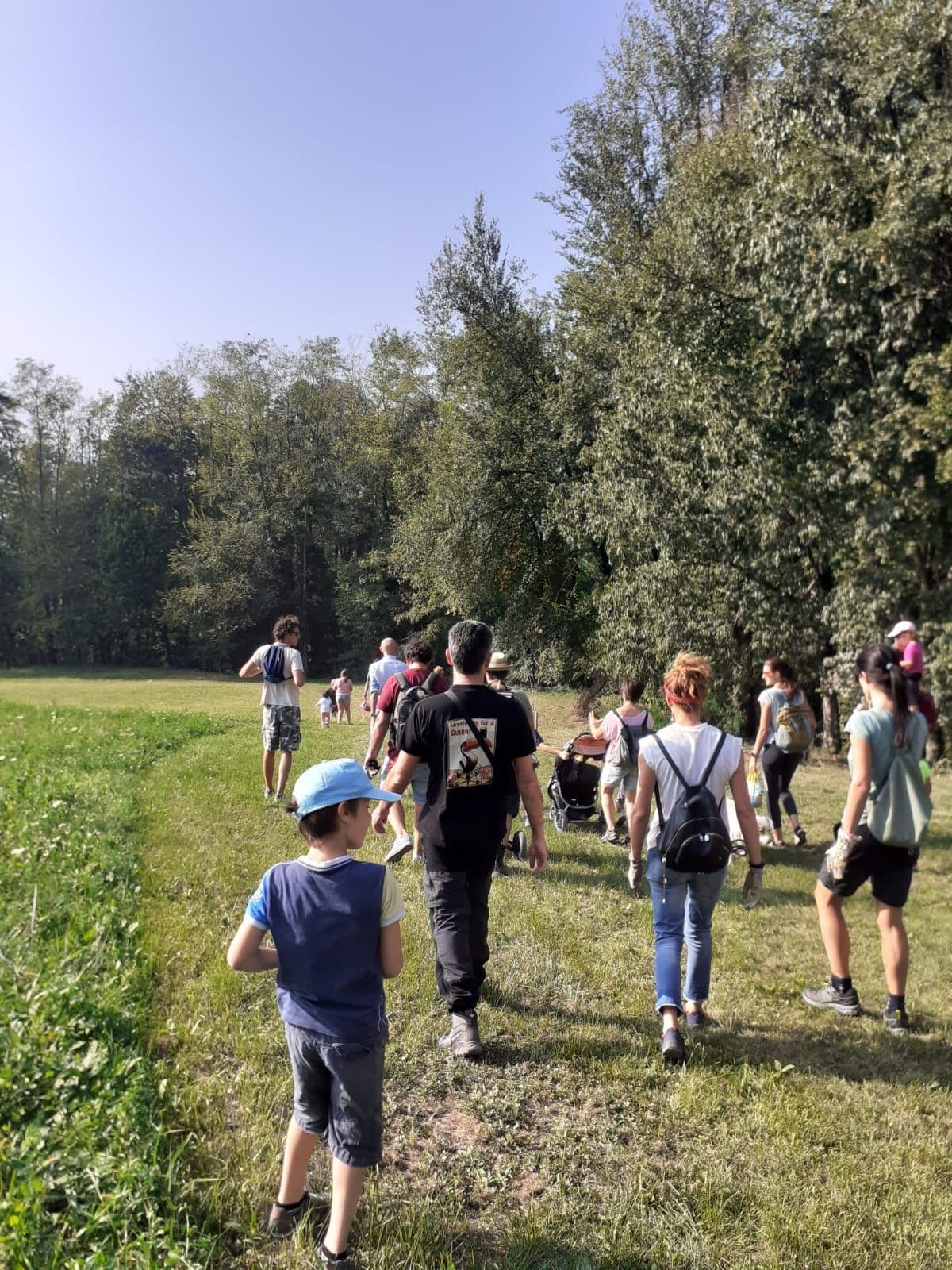 passeggiata persone in visita azienda biologica