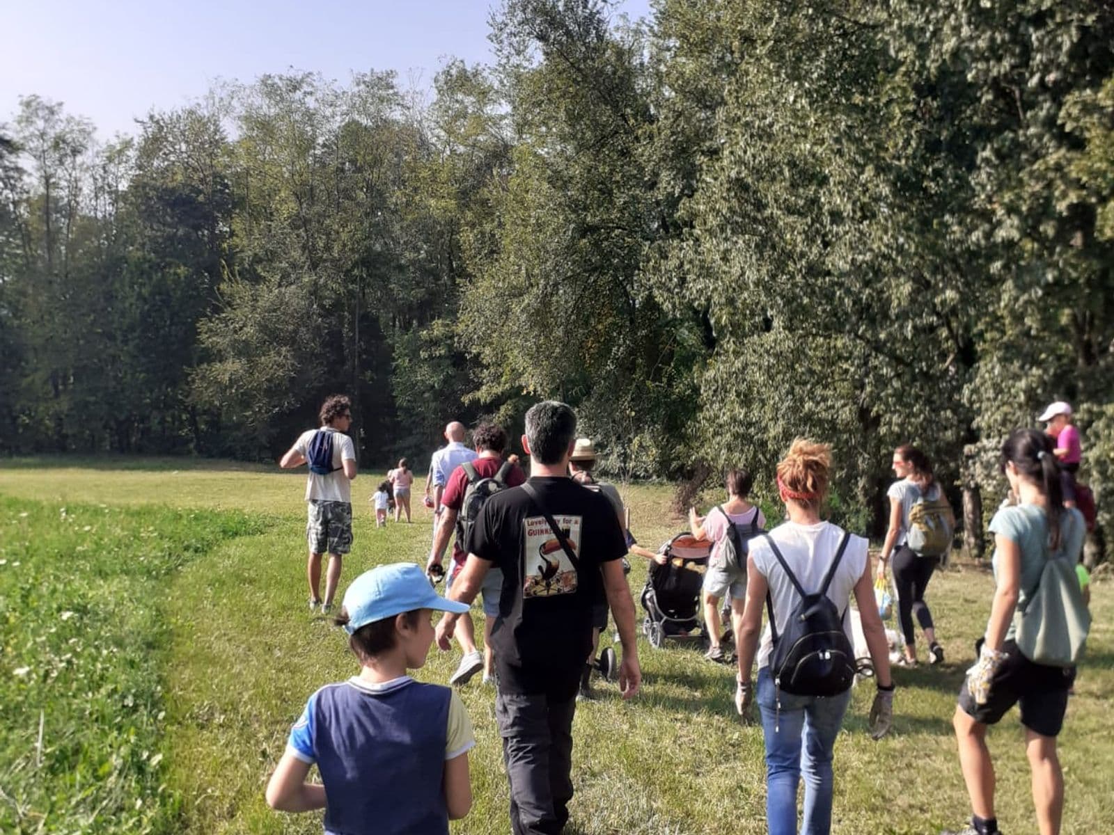 passeggiata persone in visita azienda biologica
